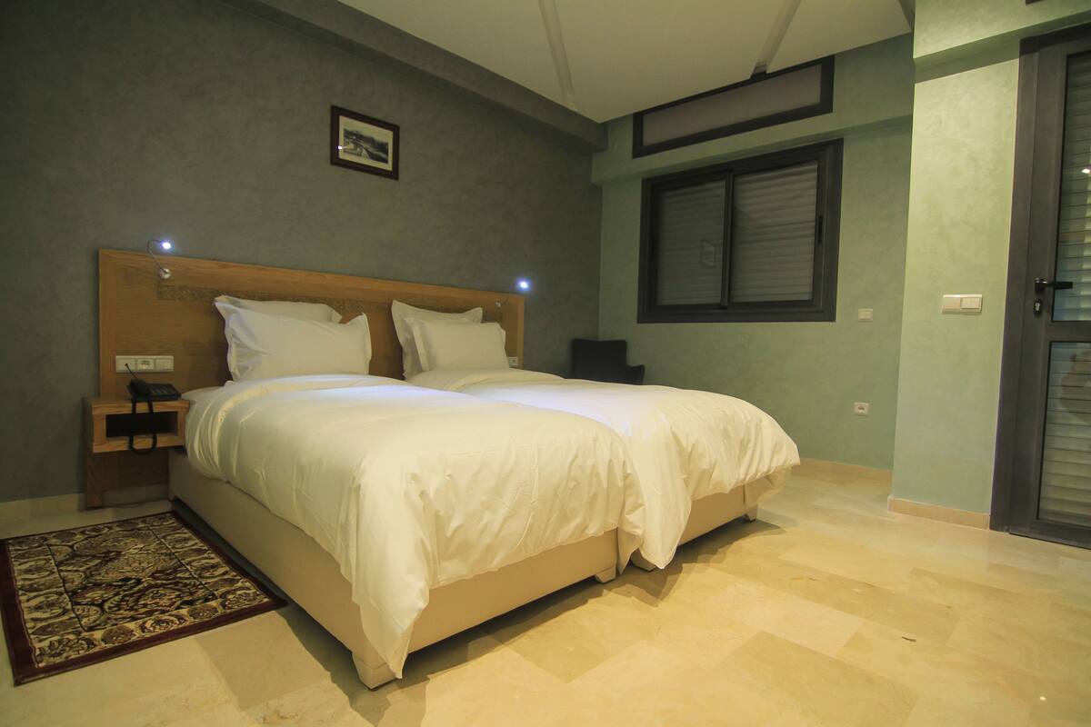 In-room safe, desk, soundproofing, rollaway beds (surcharge)