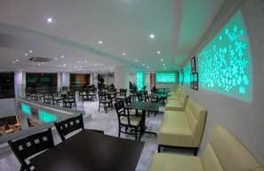 供应早餐、午餐和晚餐，本地与国 际菜