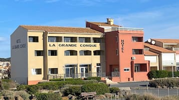 Vista frontal de la propiedad