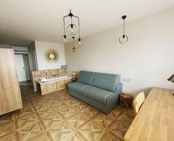 Minibar, caja de seguridad en la habitación y escritorio