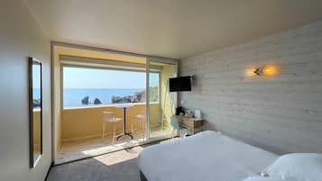 Superior tweepersoonskamer, 1 queensize bed | Een minibar, een kluis op de kamer, een bureau, een laptopwerkplek