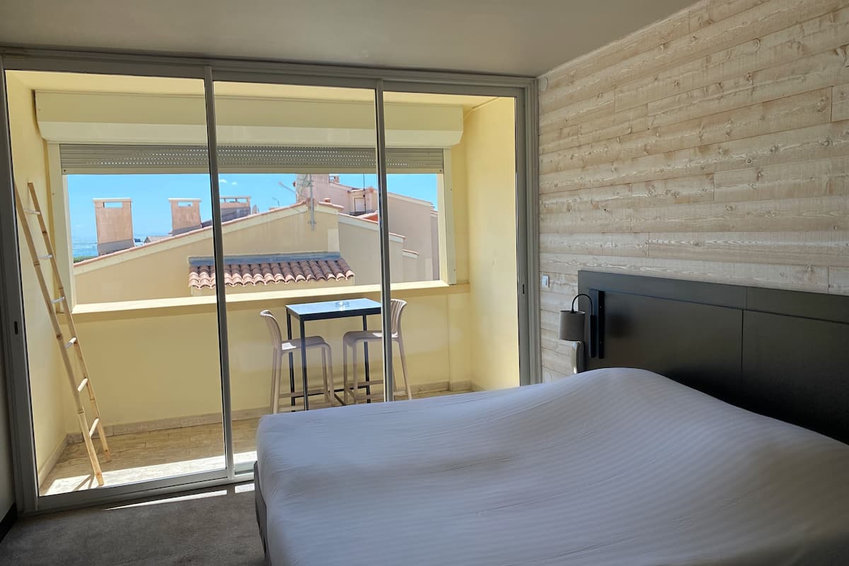 Standaard tweepersoonskamer, 1 queensize bed | 1 slaapkamer, een minibar, een kluis op de kamer, een bureau