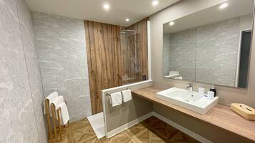 Design Double Room | Bathroom | Free toiletries, hair dryer, towels, toilet paper