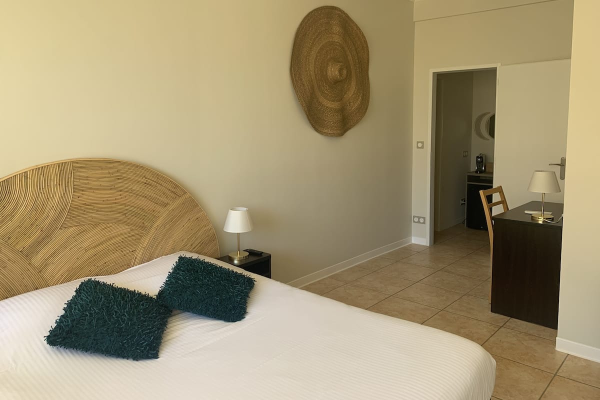 Standaard vierpersoonskamer | 1 slaapkamer, een minibar, een kluis op de kamer, een bureau
