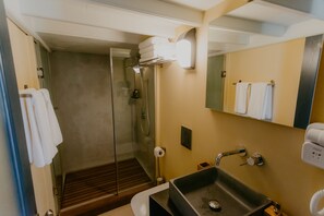 Deluxe Quadruple Room | Bathroom | Shower, rainfall showerhead, free toiletries, hair dryer - Casa Mespilea Guest House (Paphos)
