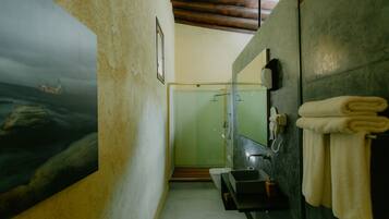 Superior Double Room | Bathroom | Shower, rainfall showerhead, free toiletries, hair dryer