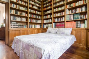 4 bedrooms, in-room safe, iron/ironing board, travel crib - Opulent Villa Private Heated Pool and Park, Volley Ball, Table Tennis, Whirlpool (Terni)