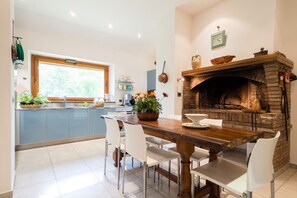 Dining - Opulent Villa Private Heated Pool and Park, Volley Ball, Table Tennis, Whirlpool (Terni)