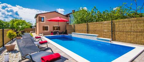 Una piscina al aire libre