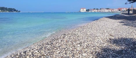 Perto da praia, espreguiçadeiras