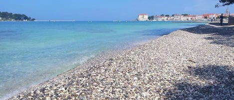 Nära stranden och solstolar