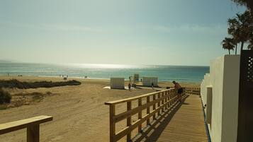 Rannalla, rantapyyhkeitÀ