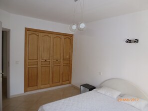 3 slaapkamers, een bureau, een strijkplank/strijkijzer, gratis wifi