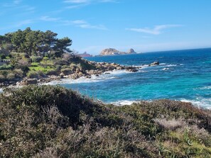 Plage à proximité, chaises longues
