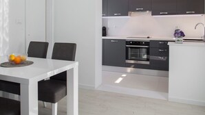 Vila | Cozinha privada | Cafeteira/chaleira, geladeira, cooktop