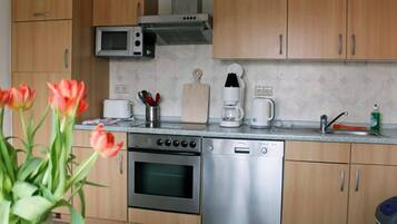 Apartment (Obstgarten) | Private kitchen | Fridge, oven, stovetop, cookware/dishes/utensils