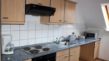 Apartment (Eschenblick) | Private kitchen | Fridge, oven, stovetop, cookware/dishes/utensils