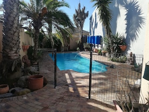 Piscine extérieure, chaises longues