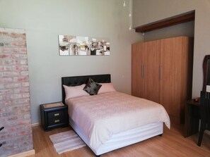 Deluxe studio, 1 queensize bed, uitzicht op binnenplaats | Individueel gedecoreerd, individueel gemeubileerd, een laptopwerkplek