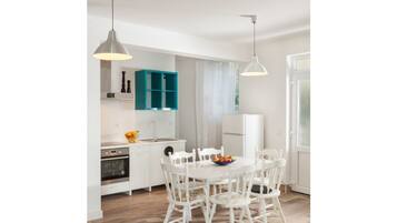 Villa | Essbereich im Zimmer