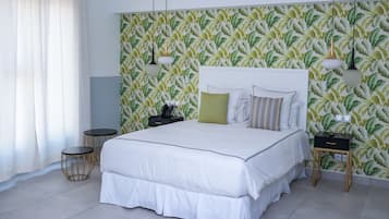 VÀrdeförvaringsskÄp pÄ rummet, skrivbord och mörklÀggningsgardiner