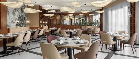 2 restaurants; breakfast, lunch and dinner served