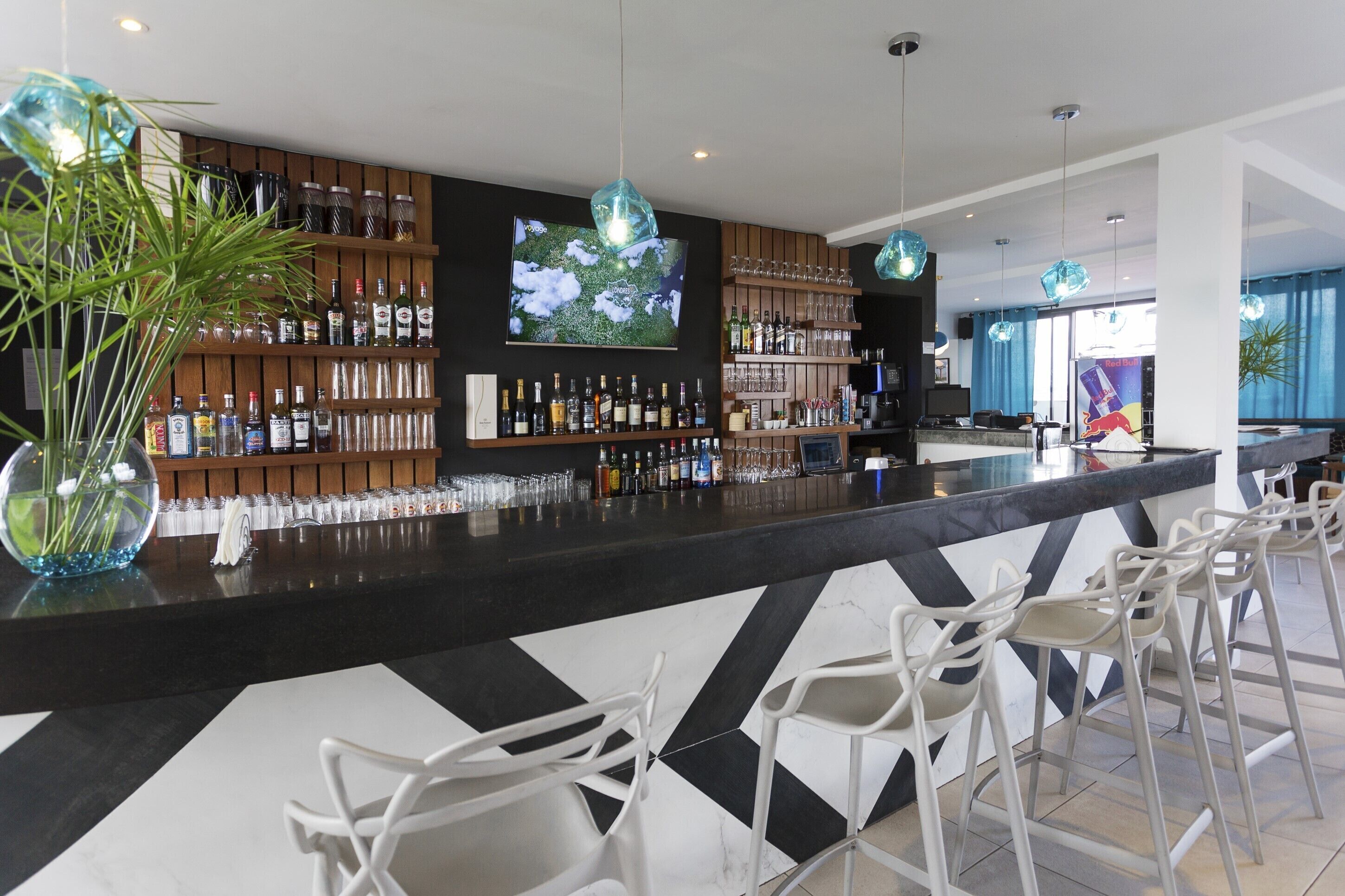 2 restaurants, breakfast, lunch, dinner served; international cuisine