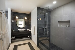 Artículos de tocador gratuitos, secador de pelo, batas, pantuflas