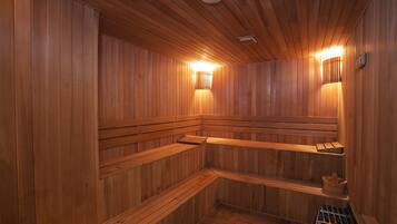 Una sauna con paredes y bancos de madera.