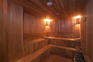 Una sauna con paredes y bancos de madera.