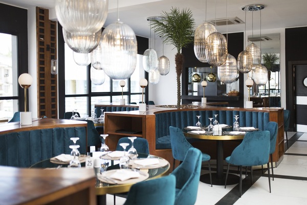 2 restaurants servant le petit déjeuner, le déjeuner et le dîner