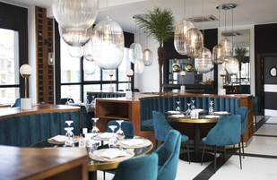 2 间餐厅，供应早餐、午餐和晚餐，国际美食