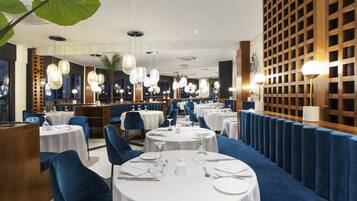 2 restaurants, spécialités Cuisine internationale