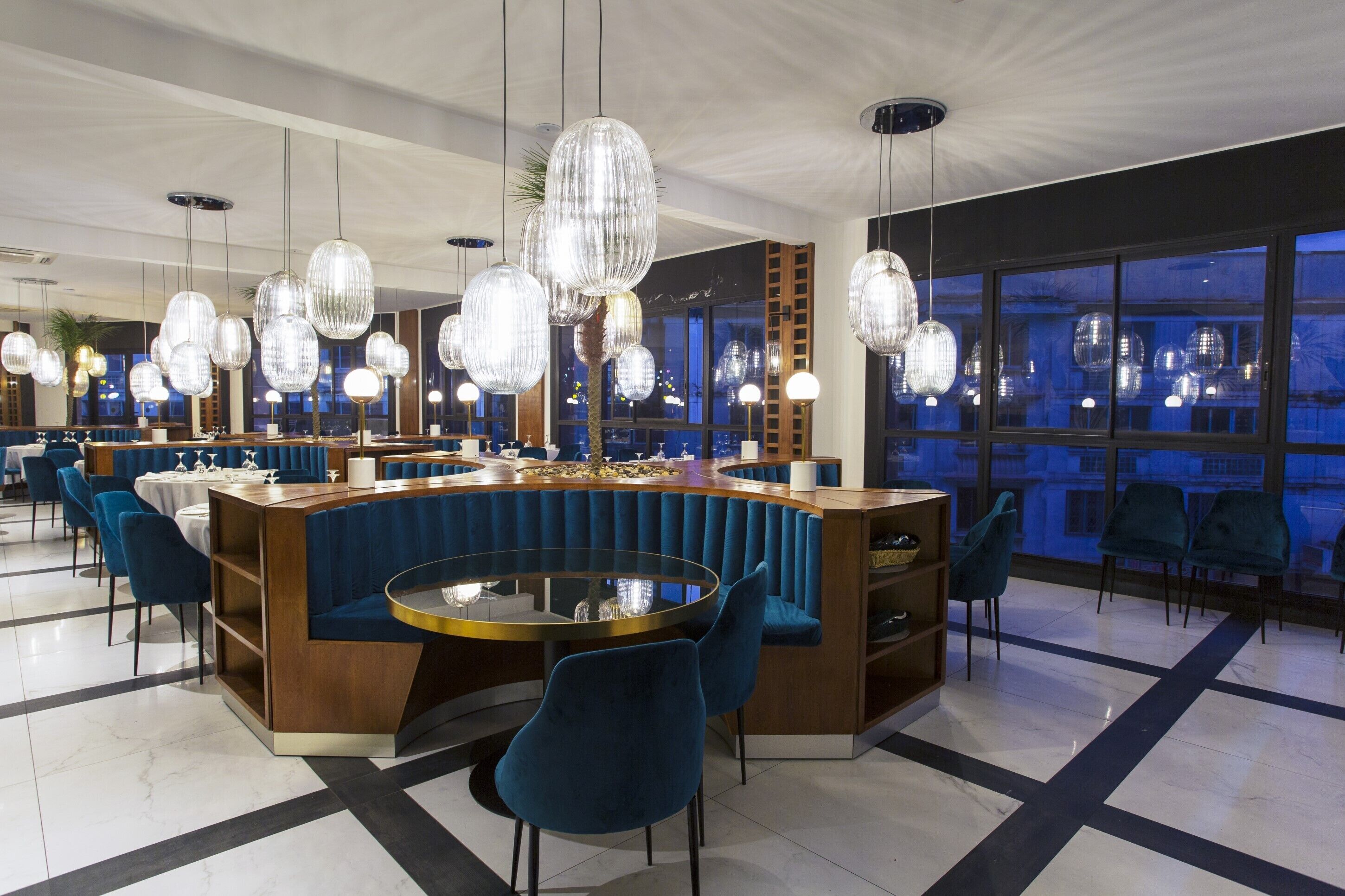 2 restaurants, breakfast, lunch, dinner served; international cuisine