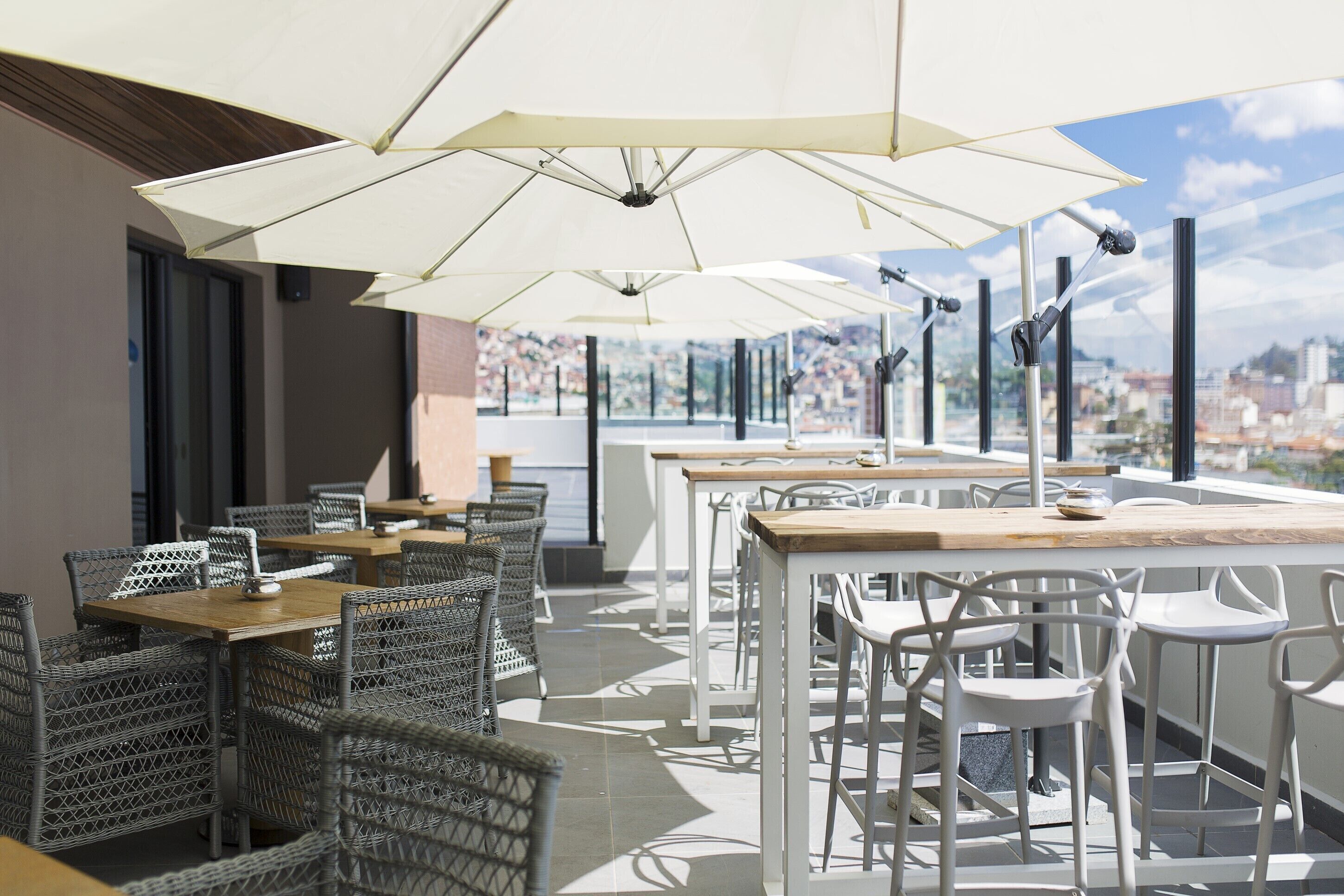 2 restaurants, breakfast, lunch, dinner served; international cuisine