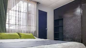 Habitació doble estàndard | Escriptori, cortines opaques, wifi gratuïta i roba de llit