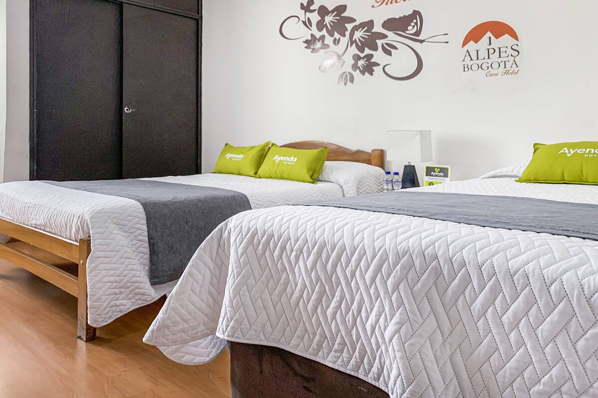 Standard Twin Room | Meja, langsir/tirai gelap terus, Wi-fi percuma, cadar katil