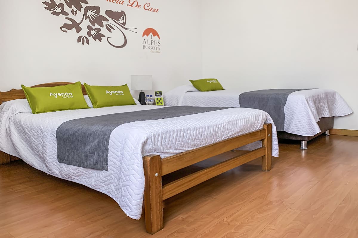 Standard Triple Room | Meja, langsir/tirai gelap terus, Wi-fi percuma, cadar katil