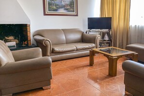 21-inch TV with cable channels -  Hotel Bogotá Alpes Castellana (Bogotá)