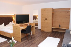 Työpöytä, ilmaiset vauvansängyt, vuodevaatteet