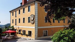 A building with a yellow facade, multiple windows, and a sign that reads "GASTHOF KERBER." - Gasthof-Pension Kerber (Fürstenstein)
