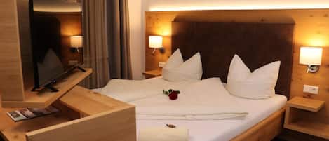 Desk, free cots/infant beds, bed sheets