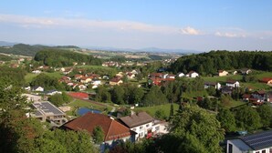 A village with houses, a church, and a solar panel installation. - Gasthof-Pension Kerber (Fürstenstein)