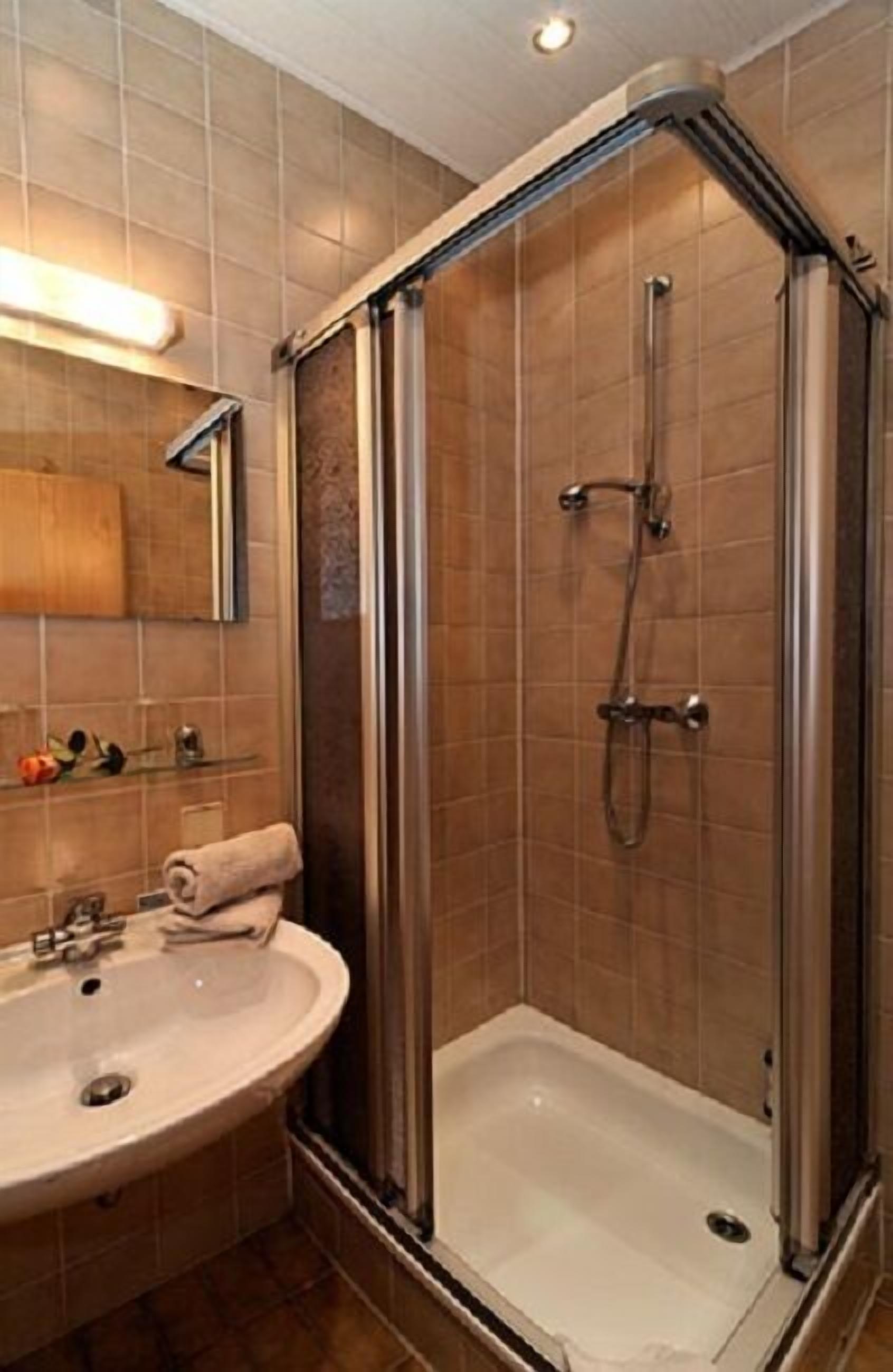 Buồng tắm vòi sen, khăn tắm, xà phòng 