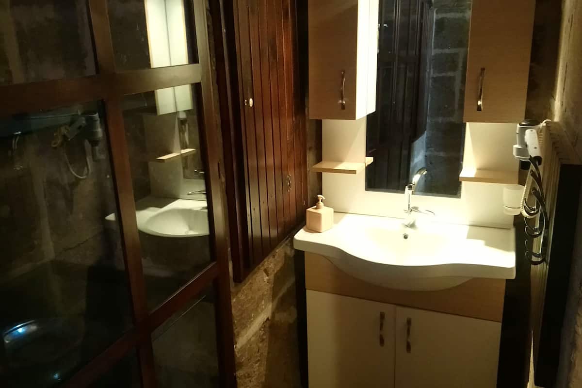 economy double room | bathroom | shower, rainfall showerhead, hair dryer, slippers