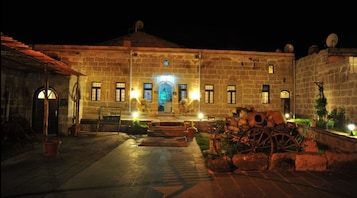 Fachada de la propiedad por la tarde o noche