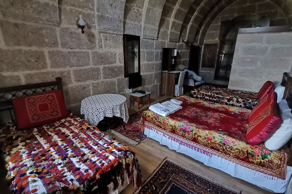 Eenvoudige vierpersoonskamer | Luxe beddengoed, een kluis op de kamer, individueel gedecoreerd