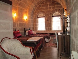 Ropa de cama de alta calidad y caja de seguridad en la habitación