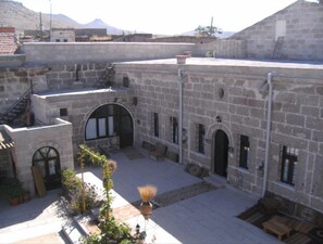 Courtyard - Osmanoglu Hotel (Guzelyurt)