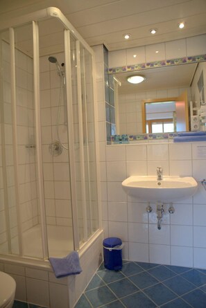 Shower, towels - Pension Aufeld (Landsberg am Lech)